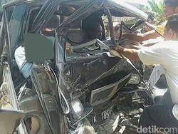 Adu Banteng Truk vs L300 di Rembang, Satu Orang Tewas Tergencet
