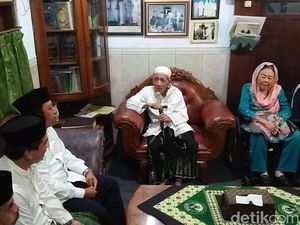 Istri Gus Dur Temui Mbah Moen Ditemani Ketum PPP Romi