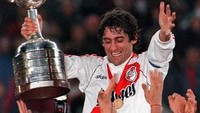 Medali juara Copa Libertadores 1996 milik legenda Uruguay Enzo Francescoli dirampas seorang suporter saat perayaan. Namun suporter tersebut kemudian mengembalikannya dengan syarat ditukar dengan sesuatu. Francescoli akhirnya memberikan pelindung tulang kering miliknya (shin pads) sebagai pengganti. Foto: AFP PHOTO / SERGIO GOYA