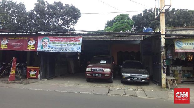 Spanduk penyambutan kedatangan pemimpin FPI Rizieq Shihab di depan toko mobil, Jakarta, Selasa (20/2).