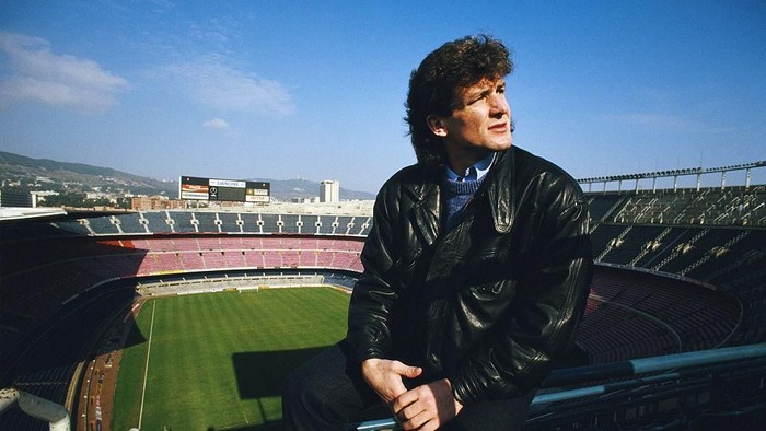   New Barcelona signing Mark Hughes pictured at the Nou Camp stadium in 1986 in Barcelona, Spain.  (Photo by Simon Bruty/Allsport/Getty Images)