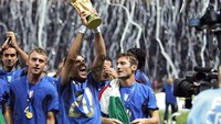 Daniele De Rossi punya cerita menyentuh terkait medali juara Piala Dunia 2006 miliknya. Ia merelakan medalinya dikubur di dalam peti mati kitman Italia Pietro Lombardi yang meninggal di usia 92 tahun pada 2016. Foto: AFP PHOTO / PASCAL PAVANI