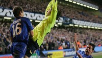 Messi dihantam dari arah belakang oleh Asier Del Horno pada pertemuan di babak 16 besar musim 2005/2006. Del Horno dapat kartu merah atas aksinya itu (Mike Hewitt/Getty Images)