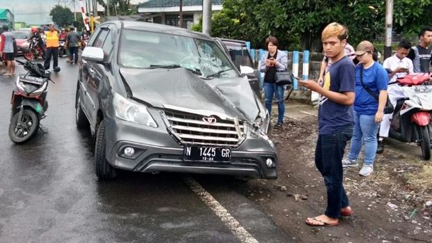 Avanza yang ikut terkena imbas tergulingnya truk