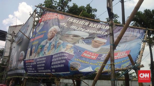Salah satu spanduk besar yang berisi ajakn untuk menyambut kedatangan pemimpin FPI, Rizieq Shihab, di Jakarta, Selasa (20/2).
