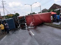 Truk Kontainer Terguling, Jalur Surabaya-Malang Macet Parah
