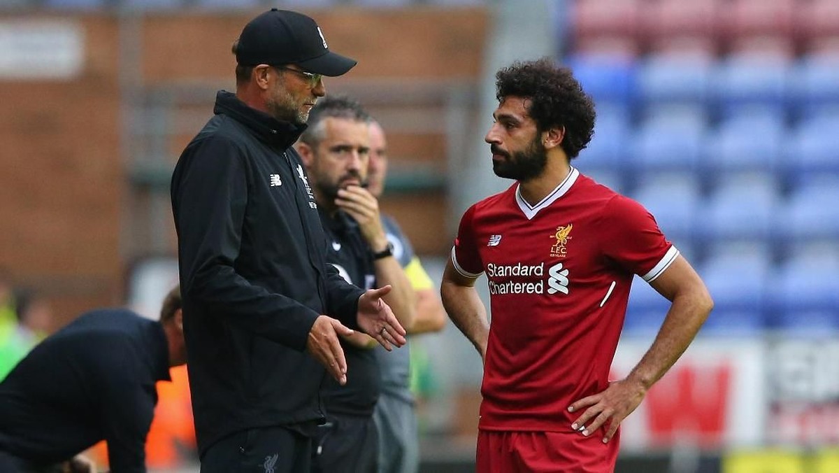 Juergen Klopp memberi arahan kepada Mohamed Salah di pinggir lapangan (Alex Livesey/Getty Images)