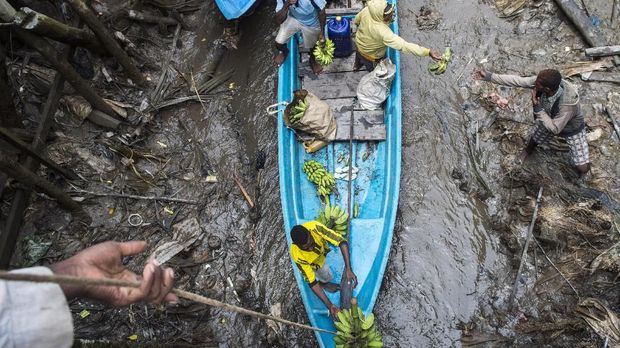 Penghalang mendatangkan tenaga kesehatan ke Asmat bukan hanya soal bayaran, tapi juga fasilitas medis yang buruk. 