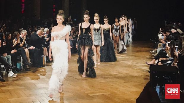 Kala Aadnevik Terinspirasi 'Swan Lake' di London Fashion Week
