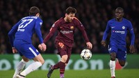 Di Stamford Bridge, Rabu (21/2/2017) dinihari tadi perjuangan Messi dan Barcelona juga tak mudah. Tim tamu kesulitan menembus pertahanan skuat besutan Antonio Conte (Mike Hewitt/Getty Images)