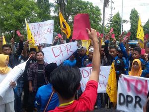 Tolak Revisi UU MD3, Mahasiswa Bondowoso Beri Kartu Merah ke DPRD
