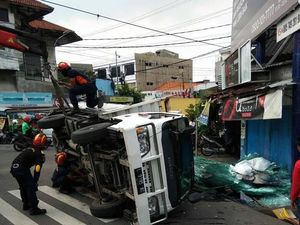 Muatan Tak Imbang, Truk Muat Kaca Terguling
