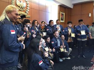 Foto: Saat Pasha dan Glenn Fredly Berpeci Temui Ketua MPR