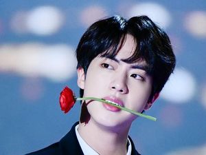 13 Foto Gantengnya Bintang KPop Jin BTS yang Dijuluki Worldwide Handsome