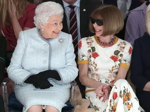 Ini Jadinya Saat Ratu Elizabeth Pertama Kali Nonton London Fashion Week