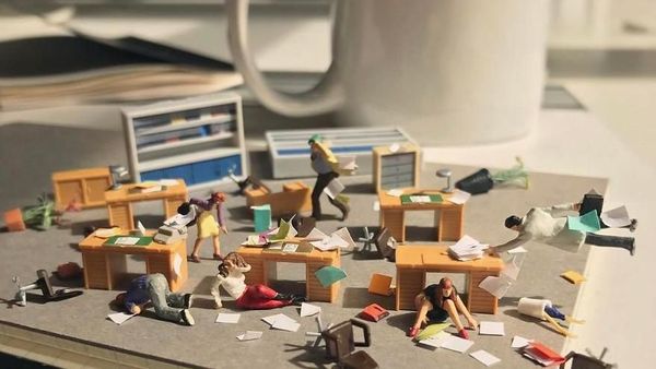 Pegawai Bosan Kerja Bikin Miniatur Keren di Meja Kantor