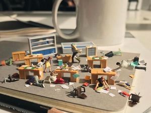 Pegawai Bosan Kerja Bikin Miniatur Keren di Meja Kantor