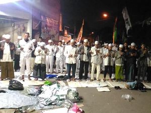 Massa PA 212 Salat Subuh Berjamaah di Masjid Baitul Amal