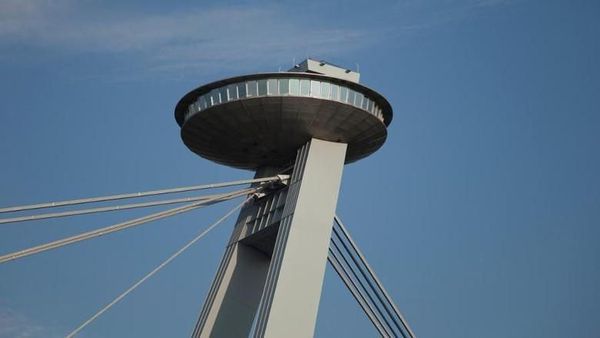 Foto: Ini Jembatan yang Punya UFO