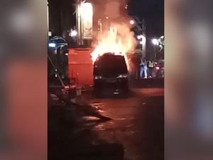 Mobil Tahu Bulat Terbakar di Dekat Mal Taman Anggrek Mobil Tahu Bulat Terbakar di Dekat Mal Taman Anggrek