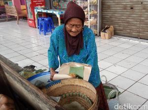 Mbah Jiyem, 50 Tahun Berjualan Nasi Jagung di Salatiga