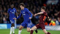 Duel dua bek sayap Spanyol di Stamford Bridge mewarnai duel Chelsea vs Barcelona, Marcos Alonso di sisi kiri dan Sergi Roberto di sisi kanan. (Andrew Boyers/Reuters)