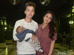 Celine Evangelista dan Stefan William Bagi Tugas Urus Anak