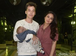 Celine Evangelista dan Stefan William Bagi Tugas Urus Anak