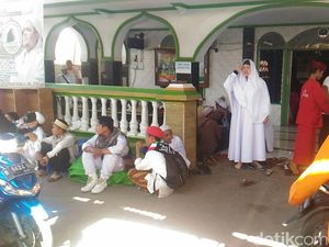 Beragam Tanggapan saat Habib Rizieq Batal Pulang Beragam Tanggapan saat Habib Rizieq Batal Pulang