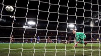 Willian nyaris membawa Chelsea memimpin di babak pertama, tapi tembakannya cuma menghantam tiang gawang. Foto: Eddie Keogh/Reuters