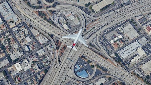 Foto Aerial Kece Diambil dengan Bergelantung di Helikopter