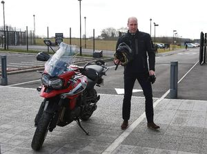 Naik Motor, Pangeran William Terlihat Keren