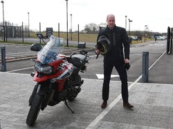 Naik Motor, Pangeran William Terlihat Keren