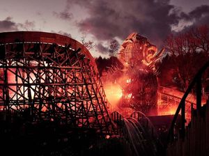 Roller Coaster Ini Gabungkan Kayu dan Api