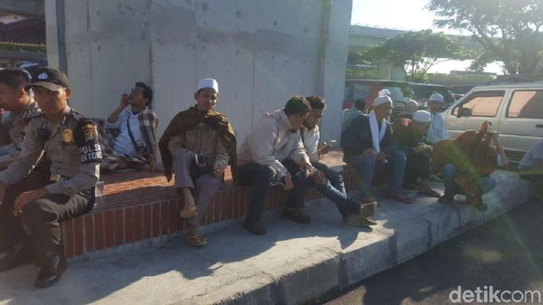 Foto: Habib Rizieq Batal Pulang, Massa Sempat Berkumpul di Bandara