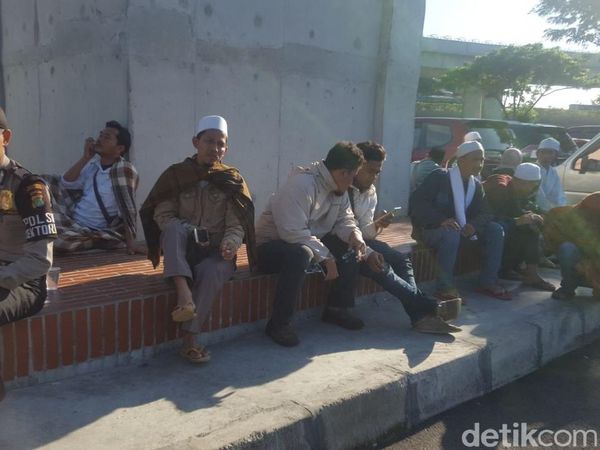 Foto: Habib Rizieq Batal Pulang, Massa Sempat Berkumpul di Bandara
