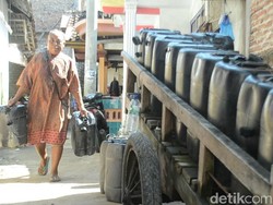 Salut! Puluhan Tahun Ibu Ini Jualan Air Keliling