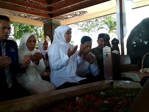 Kampanye di Blitar, Khofifah Ziarah ke Makam Bung Karno