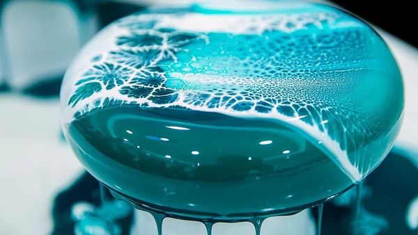 Bikin Takjub! Mousse Cake Ini Terlihat Seperti Marmer yang Bisa Dimakan