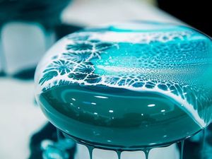 Bikin Takjub! Mousse Cake Ini Terlihat Seperti Marmer yang Bisa Dimakan