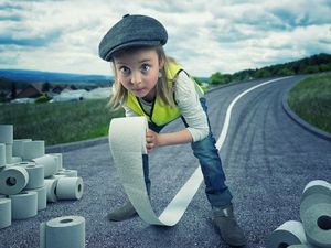 Ayah Ini Memanipulasi Foto Anaknya dan Hasilnya Keren Banget