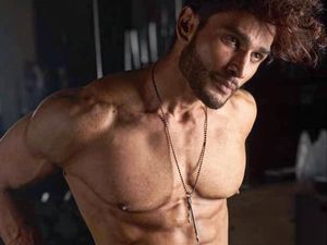 8 Aktor Ganteng Bollywood yang Pamer Tubuh Kekarnya 8 Aktor Ganteng Bollywood yang Pamer Tubuh Kekarnya