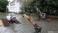 Pengerukan Lumpur Anak Kali Ciliwung