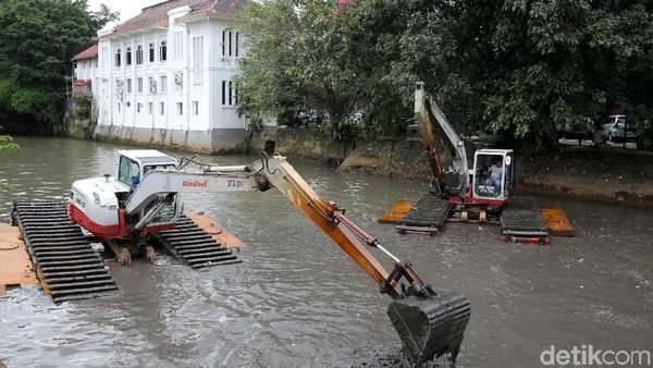 Pengerukan Lumpur Anak Kali Ciliwung