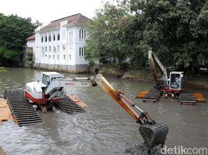 Pengerukan Lumpur Anak Kali Ciliwung