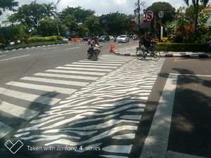 Zebra Cross di Surabaya Makin Cantik dengan Tambahan Frame, Untuk Apa? Zebra Cross di Surabaya Makin Cantik dengan Tambahan Frame, Untuk Apa?