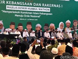 Duduk Lesehan, Jokowi Hadiri Zikir Kebangsaan di Asrama Haji