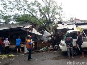 Pohon Tumbang Timpa 4 Jongko Pedagang di Pasar Bingung Majalaya