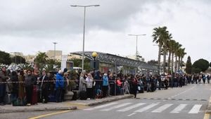 Penampakan Ratusan Orang Telantar di Bandara Malta yang Terbakar