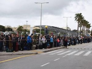 Penampakan Ratusan Orang Telantar di Bandara Malta yang Terbakar